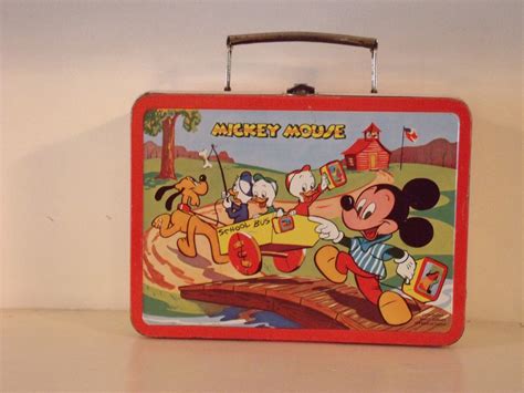 who appeared on the first licensed character metal lunch box|school lunch boxes history.